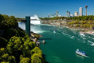 Niagara Falls between Canada and USA by Roland Brack
