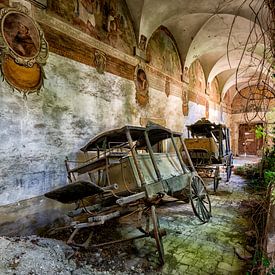Verlassene Kutschen in der Verlassenen Kirche von Beyond Time Photography