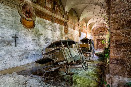 Verlaten Lijkkoetsen in Verlaten Kerk