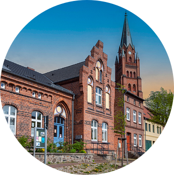 Gezicht op het oude stadscentrum van Röbel met kerk op het Mecklenburgse merenplateau.