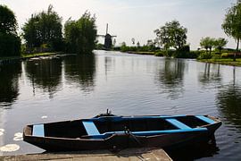 Roeiboot bij Klein Giethoorn, in het Groene Hart by Jan Piet Hartman