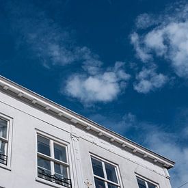 Wit gebouw tegen blauwe lucht van Hans Winterink
