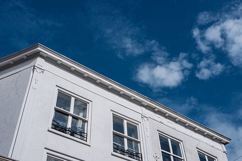 Wit gebouw tegen blauwe lucht