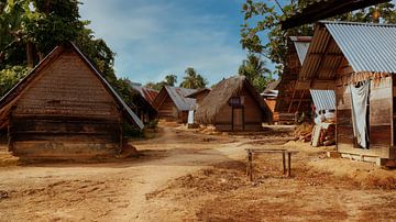 Marrondorp in aan de Surinamerivier in Suriname van René Holtslag