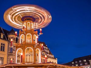 Kerstpiramide 's avonds op de kerstmarkt van Animaflora PicsStock