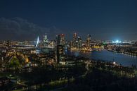 Die Skyline von Rotterdam mit einem beleuchteten De Kuip von MS Fotografie | Marc van der Stelt Miniaturansicht