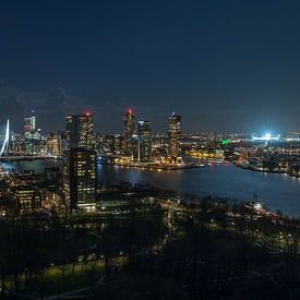 De skyline van Rotterdam met een verlichte De Kuip van MS Fotografie | Marc van der Stelt