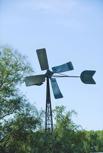 Een windmolen op een zonnige dag