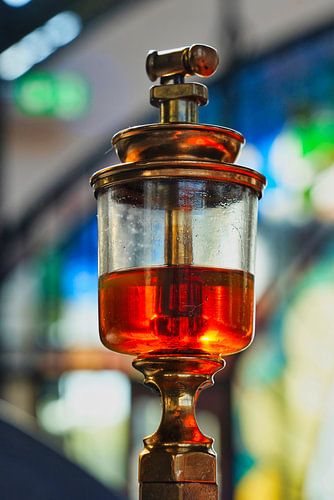 Honingkleurige olie in een apparaat voor de permanente smering van een machine