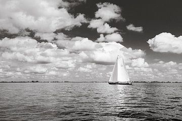 Sailing on lake Tjeukemeer under beautiful Dutch sky