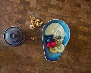 Heerlijk en gezond ontbijt met fruit en yoghurt van Wolfgang Unger