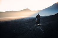 un jockey pendant le lever du soleil à Bromo par Daniel Parengkuan Aperçu