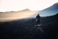 ein Jockey während des Sonnenaufgangs am Bromo