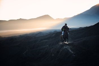 Een jockey tijdens de zonsopkomst bij Bromo