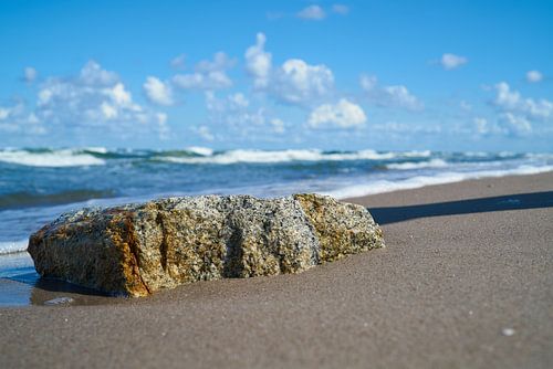 Steen op het strand van de Oostzee in Polen