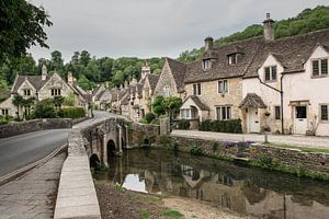Vue de la rue pittoresque de l'ancien village de Castle Combe