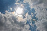 Hemelse harmonie: zonnige luchten tussen de wolken