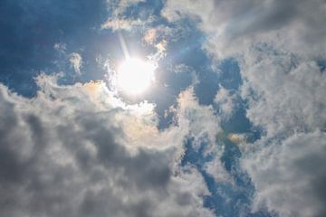 Hemelse harmonie: zonnige luchten tussen de wolken van Joy Mennings