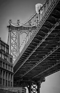 Manhattan Bridge (New York) in Schwarz-Weiß von Mark De Rooij