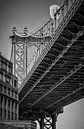 Manhattan Bridge (New York) in Schwarz-Weiß von Mark De Rooij Miniaturansicht