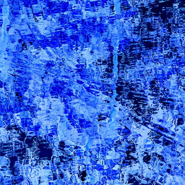 Behandeltes Wasser in Blau und Violett von Ronald Smits