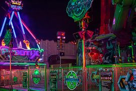 Neonarchitectuur van de kermis – attractie die ’s nachts stilstaat van Mixed media vector arts