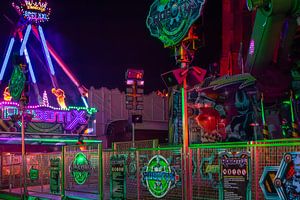 Neonarchitektur des Jahrmarkts – Fahrgeschäft im nächtlichen Stillstand