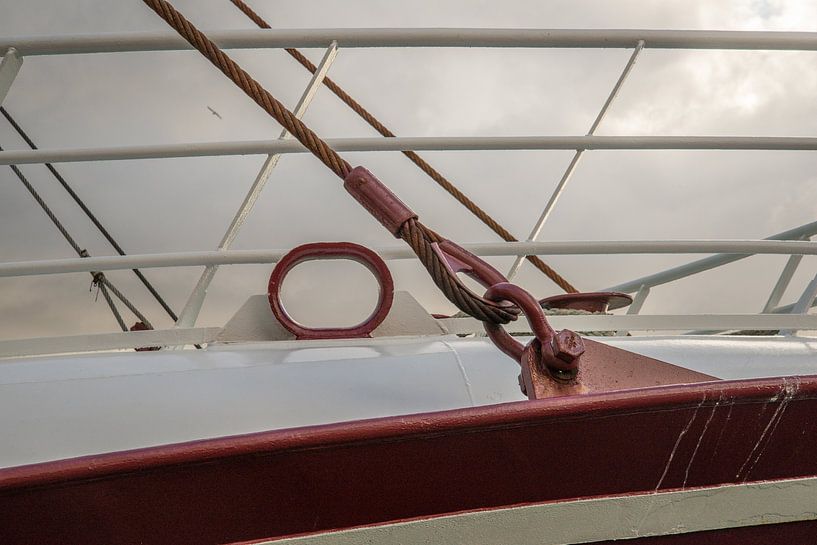 Fishing vessel detail in port by scheepskijkerhavenfotografie
