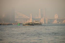 Ein Lastkahn und die van Brienenoord-Brücke von scheepskijkerhavenfotografie