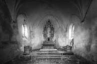 Verlaten en vervallen kapel in zwart-wit van Frans Nijland thumbnail