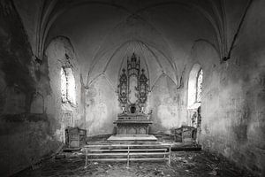Verlassene und baufällige Kapelle in schwarz-weiß