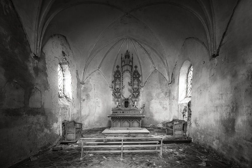 Verlaten en vervallen kapel in zwart-wit van Frans Nijland