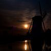 Puur Nederland. Silhouet van een molen bij zonsondergang. van Gianni Argese