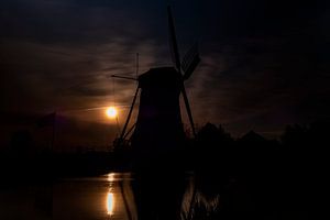 Puur Nederland. Silhouet van een molen bij zonsondergang. van Gianni Argese