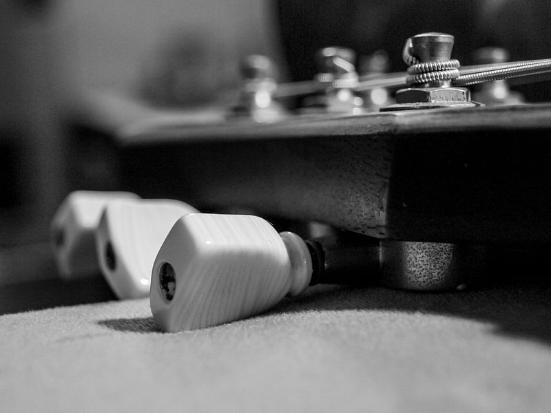 Eine Nahaufnahme der Kopfplatte einer Akustikgitarre. von Mr White Takes Pictures