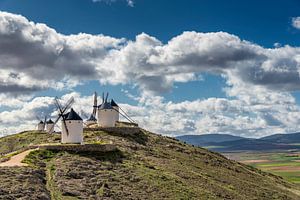 Don Quichot windmolens landschap in Spanje. van Carlos Charlez