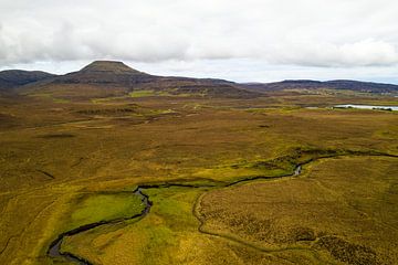 Schotland: Isle-of-Sky MacLeod's Table North luchtfoto van Remco Bosshard