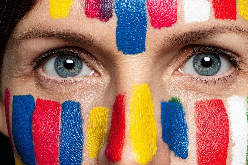 femme au visage coloré par Egon Zitter