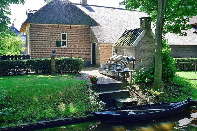 Het huis met de oude emmers van Frank's Awesome Travels