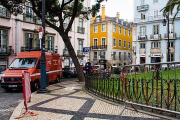 Stadsgezicht in Lissabon van Paul van Putten