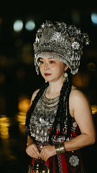 Portret van een vrouw in traditionele Miao-kleding