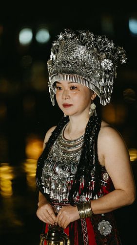 Portret van een vrouw in traditionele Miao-kleding