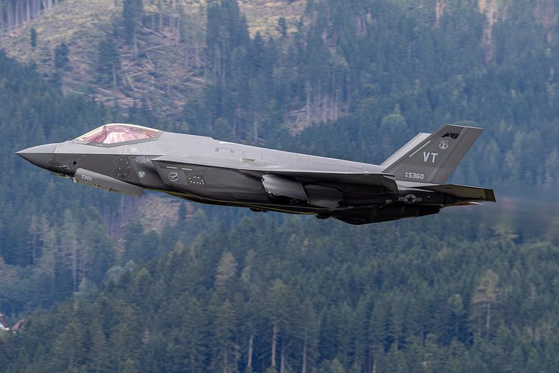 F-35-Pilotin Melanie &quot;Mach&quot; Kluesner bei Demoflug in Österreich von Harm-Jan Martens