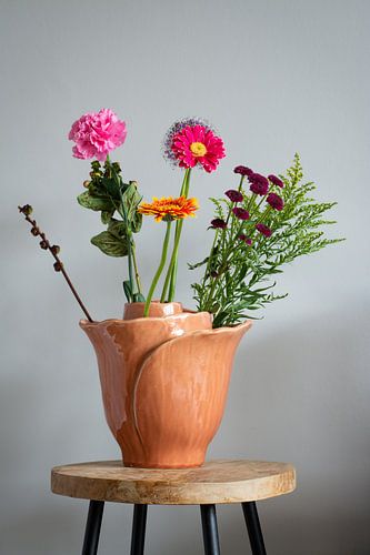 Vaas met veldbloemen op een kruk (stilleven)