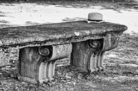 The lost hat (een oude, betonnen bank in het park met een gevonden rieten hoed) van Birgitte Bergman thumbnail
