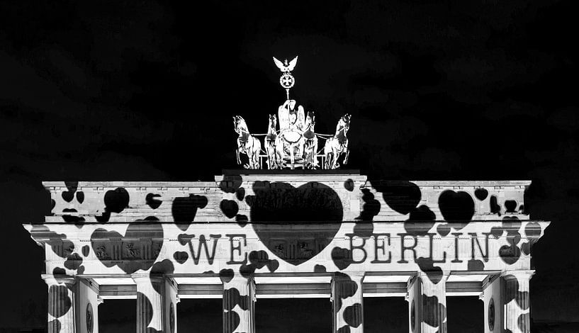 We love Berlin - La porte de Brandebourg Berlin sous une lumière particulière (noir et blanc) par Frank Herrmann