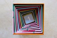 Vierkante spiraal met cijfer 1 (één) kleurrijk