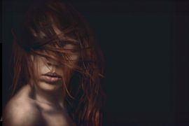 Faszinierendes Rotschopf-Porträt mit Fokus auf Haar, Lippen und Schlüsselbein von Elianne van Turennout