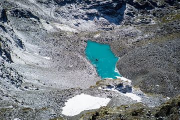 Smeltwater in de Zwitserse Alpen in de omgeving van Nendaz.