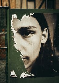 Visage fragmenté sur un mur de la ville sur atiq art